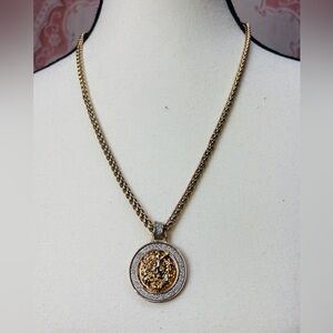Elegant Gold Pendant Necklace